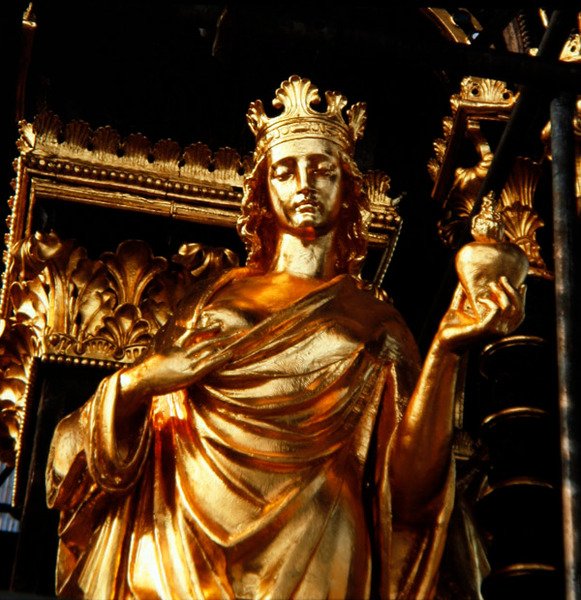 Hyväntekeväisyys, yksi neljästä kristillisestä hyveestä Albert Memorialin katoksen tornista, valmistui vuonna 1876 (kullattu pronssi) tekijältä James Redfern