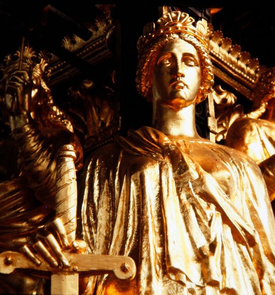 Oikeudenmukaisuus, yksi neljästä päähyveestä Albert Memorialin katostornissa, valmistui vuonna 1876 (kullattu pronssi) tekijältä James Redfern