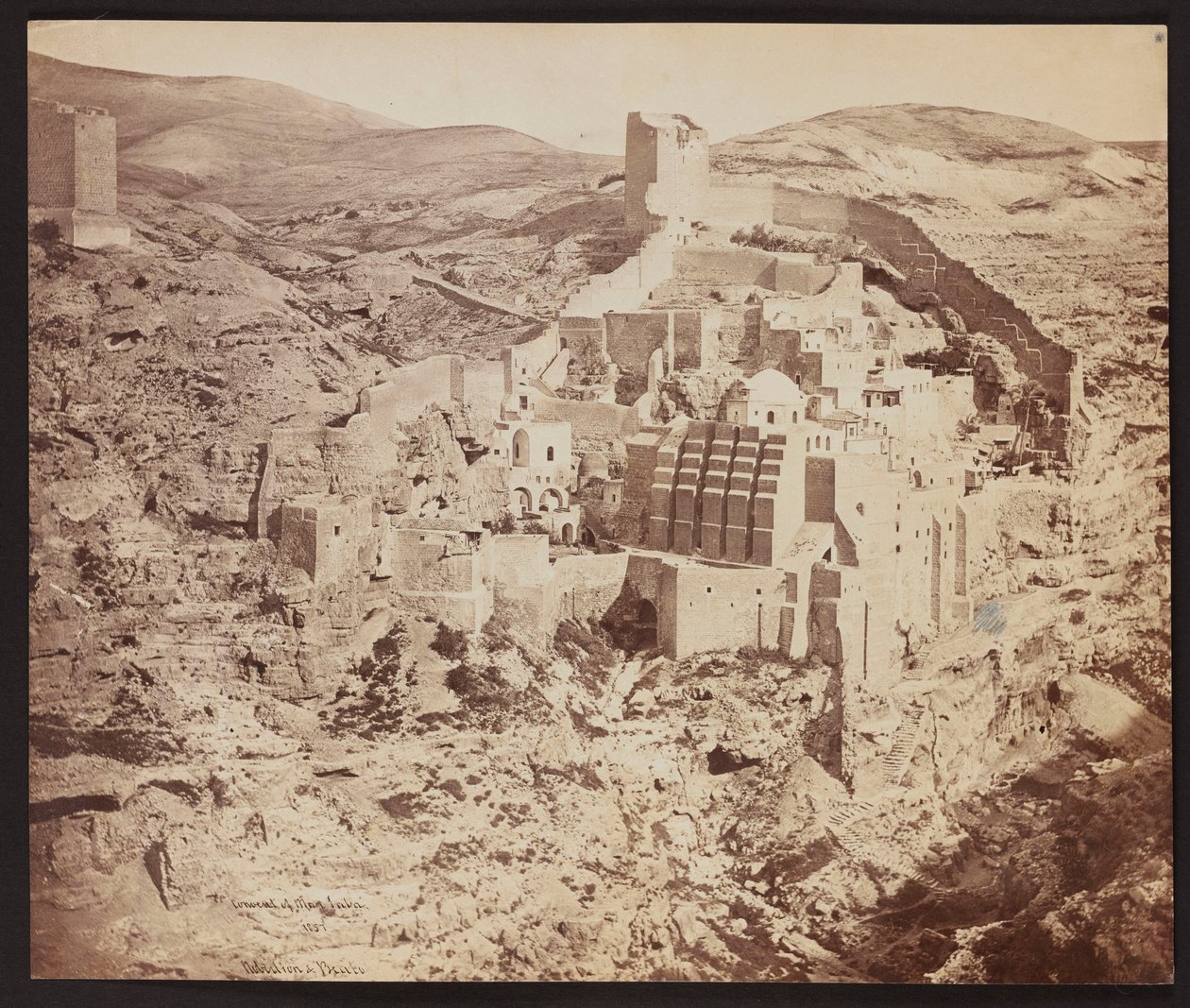 "Mar Saban luostari. 1857" [Pyhän Sabbaksen suuri lavra, joka tunnetaan arabiaksi nimellä Mar Saba - ortodoksinen luostari Kidronin laaksossa Länsirannalla, Betlehemistä itään] tekijältä James Robertson