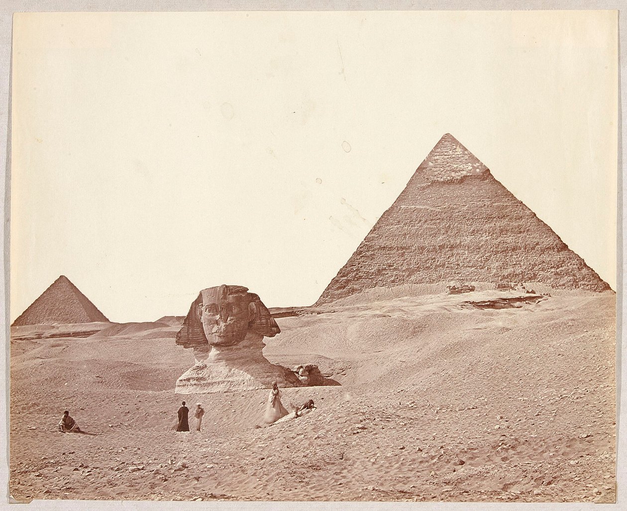 Egypti. Giza. Sfinksi Kheopsin ja Mykerinoksen pyramidien edustalla tekijältä James Robertson