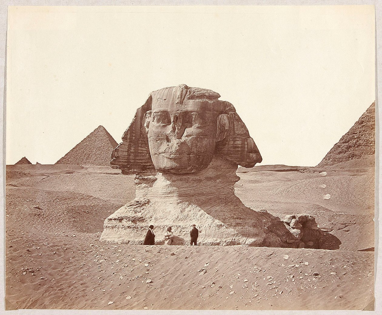 Egypti. Giza. Sfinksi Mykerinoksen pyramidin taustalla tekijältä James Robertson