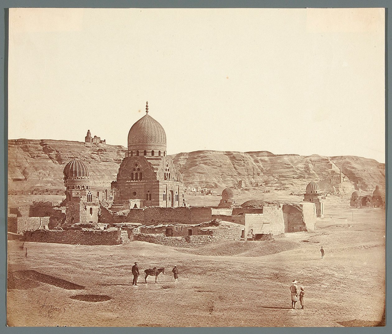 Egypti. Kairo. Eteläinen hautausmaa. Etualalla Sudunin mausoleumi (1504), taustalla Mukattamin tasangolla Al-Džujuszin moskeija tekijältä James Robertson