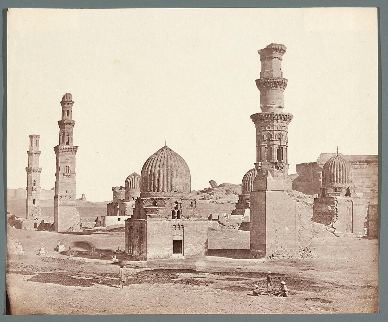 Egypti. Kairo. Eteläinen nekropoli. Etualalla Ali Badr al-Karafin mausoleumin minareetti (1300-1310), taustalla mamelukkien ajalta peräisin oleva Kusumin minareetti tekijältä James Robertson