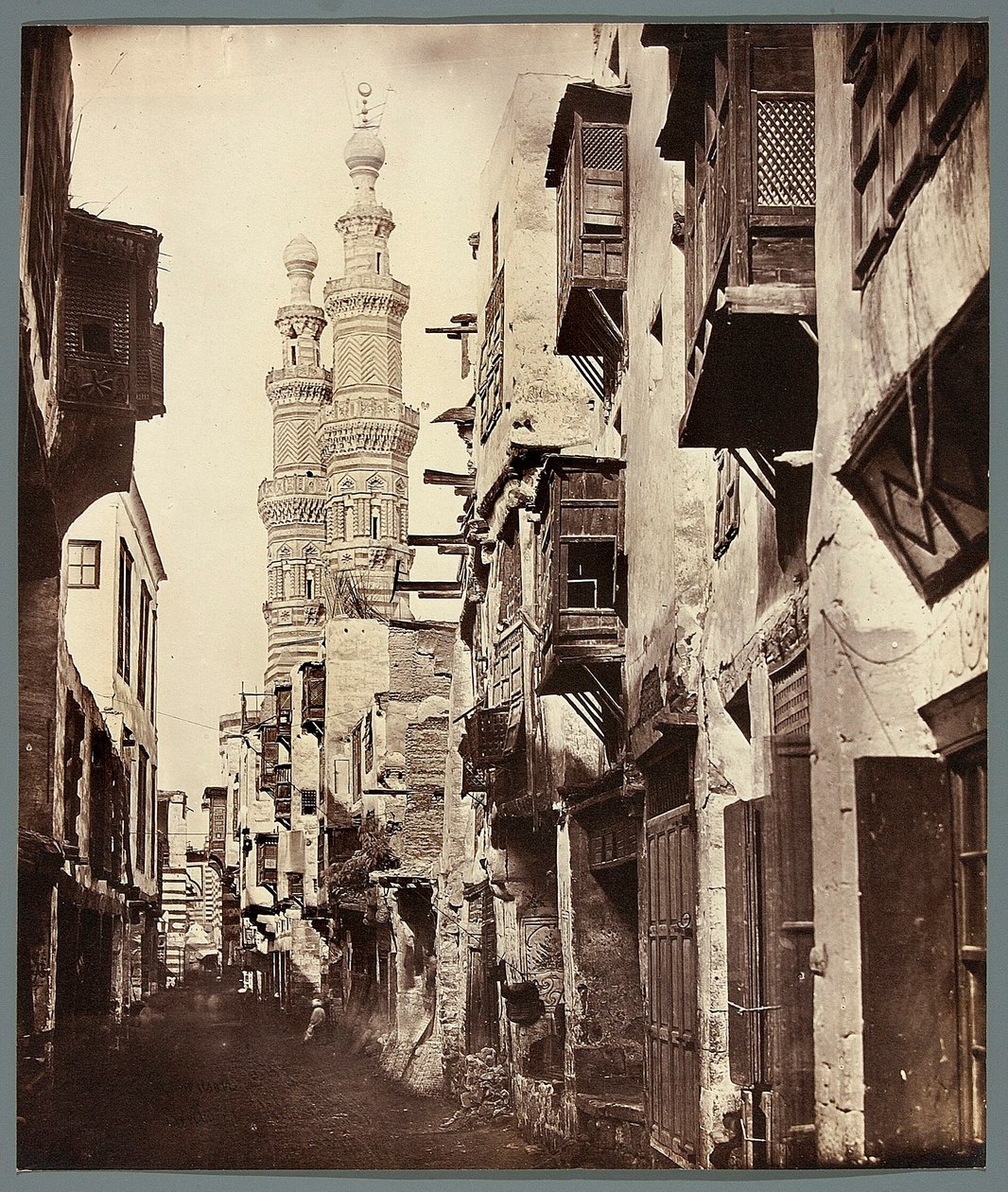 Egypti. Kairo. Kuja - taustalla Bab Zuweilan portille rakennetun mamelukkimoskeija Al-Mu