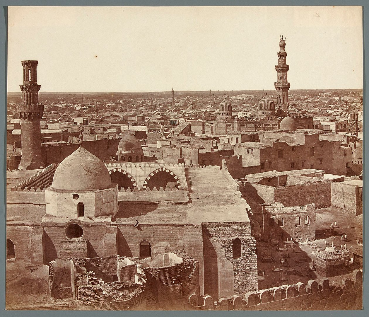 Egypti. Kairo. Yleiskuva – taustalla madrasa – Umm As-Sultan Sza
