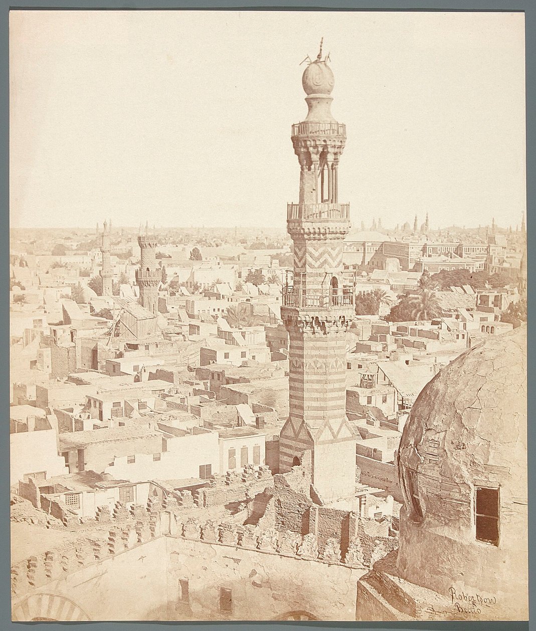 Egypti. Kairo. Näkymä madrasasta mamelukkien emiirin Sarghitmishin mausoleumille (1356) tekijältä James Robertson