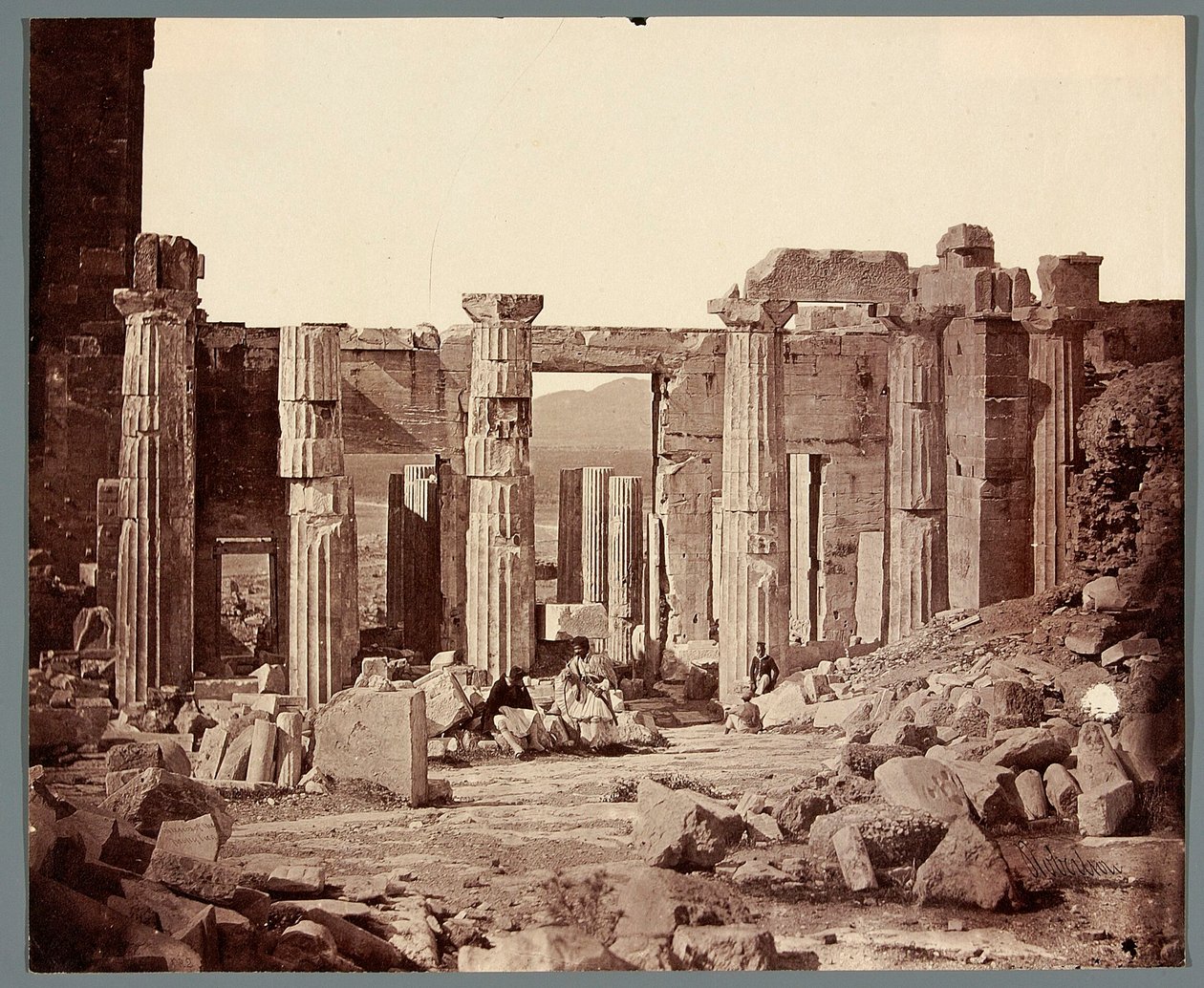 "Propylaian sisätila" [Ateena. Akropolis - Propylaia] tekijältä James Robertson