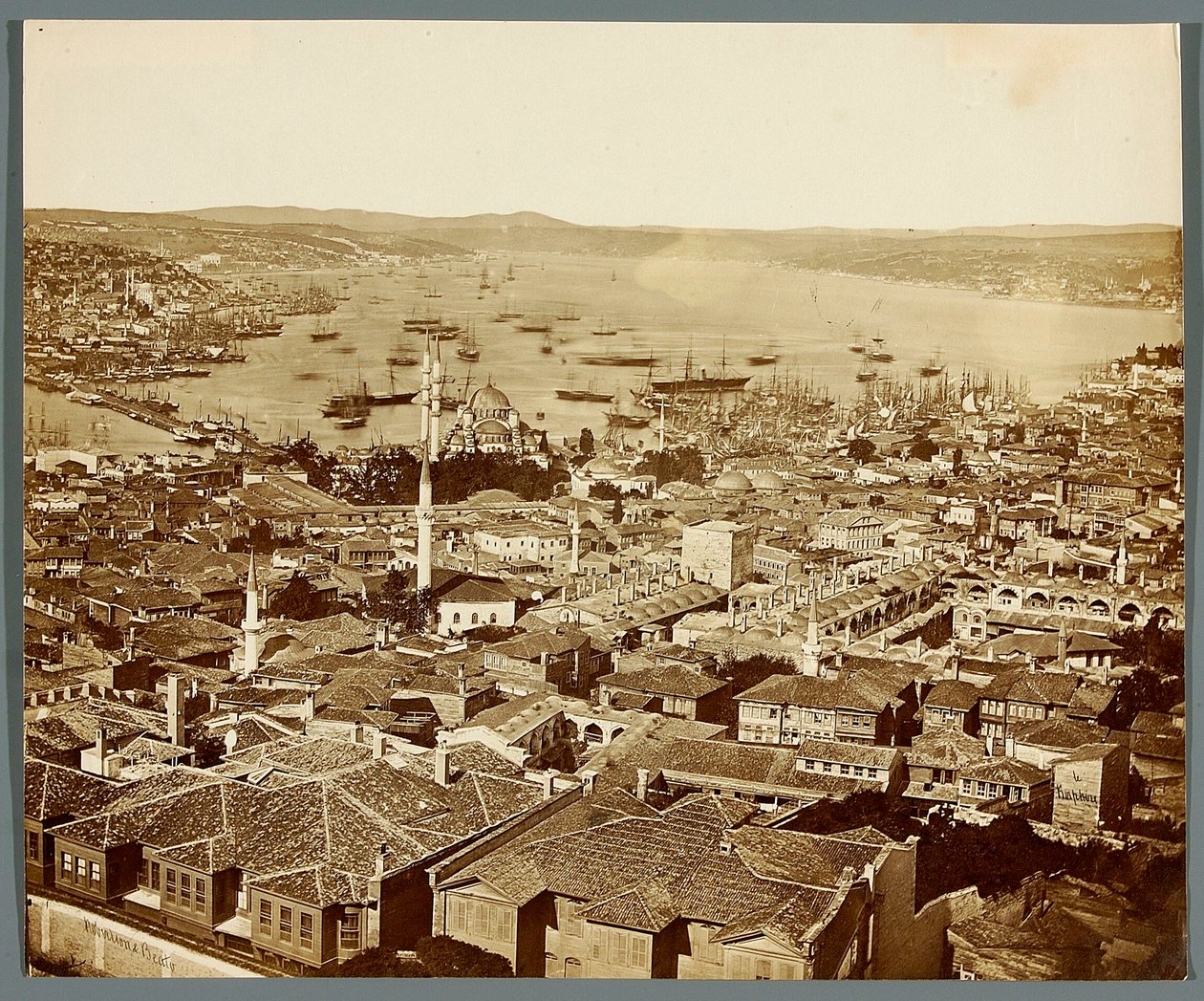 "Bosporinsalmi" [Istanbul. Kaupungin panoraama - näkymä Bosporinsalmen suuntaan] tekijältä James Robertson
