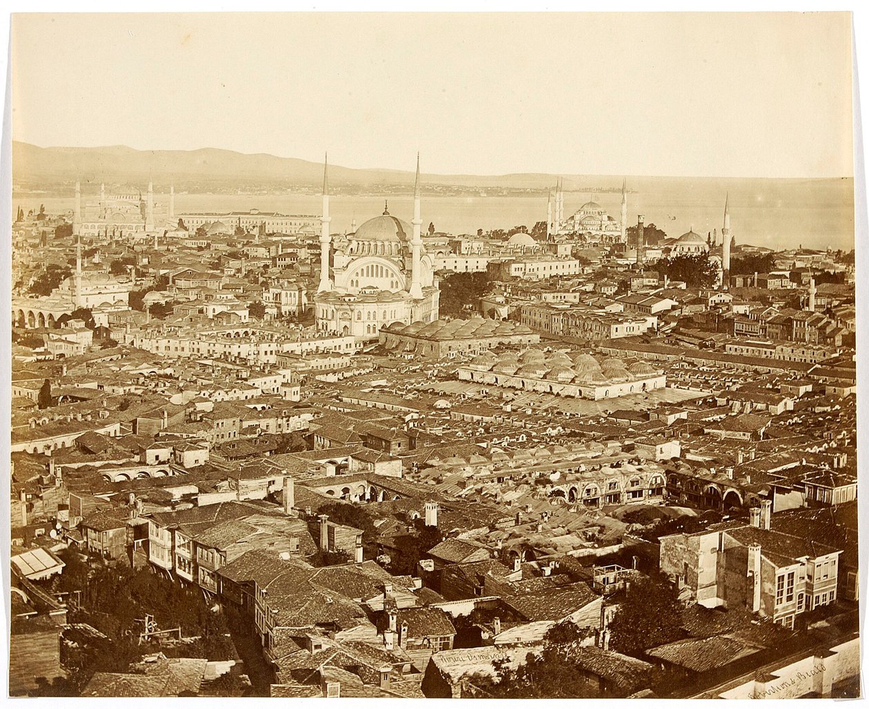 "Nouri Osmanié" [Istanbul. Kaupunkipanoraama, jossa näkyvät moskeijat: Nuruosmaniyen moskeija (keskellä), Sininen moskeija (oikealla taustalla) ja Ayasofya (Hagia Sofia) (vasemmalla)] tekijältä James Robertson