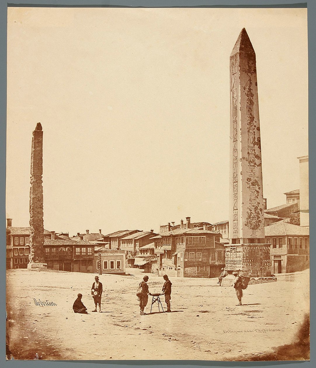 "Obeliskit hippodromilla" [Istanbul. Hippodromi Sinisen moskeijan edustalla ja kaksi obeliskia - etualalla Theodosiuksen obeliski] tekijältä James Robertson