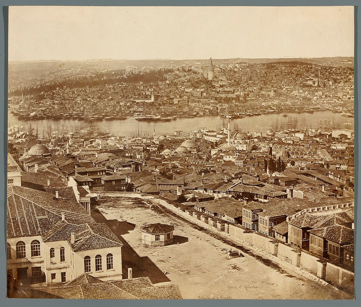 "Pera ja Galata" [Istanbul. Kaupunkipanoraama - näkymä Peran ja Galatan kaupunginosiin] tekijältä James Robertson