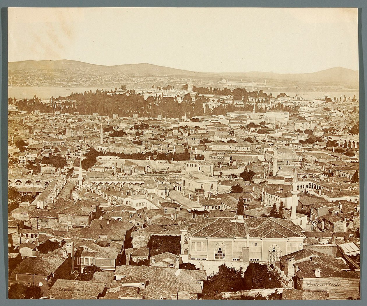 "Seraljin niemi" [Istanbul. Kaupungin panoraama] tekijältä James Robertson
