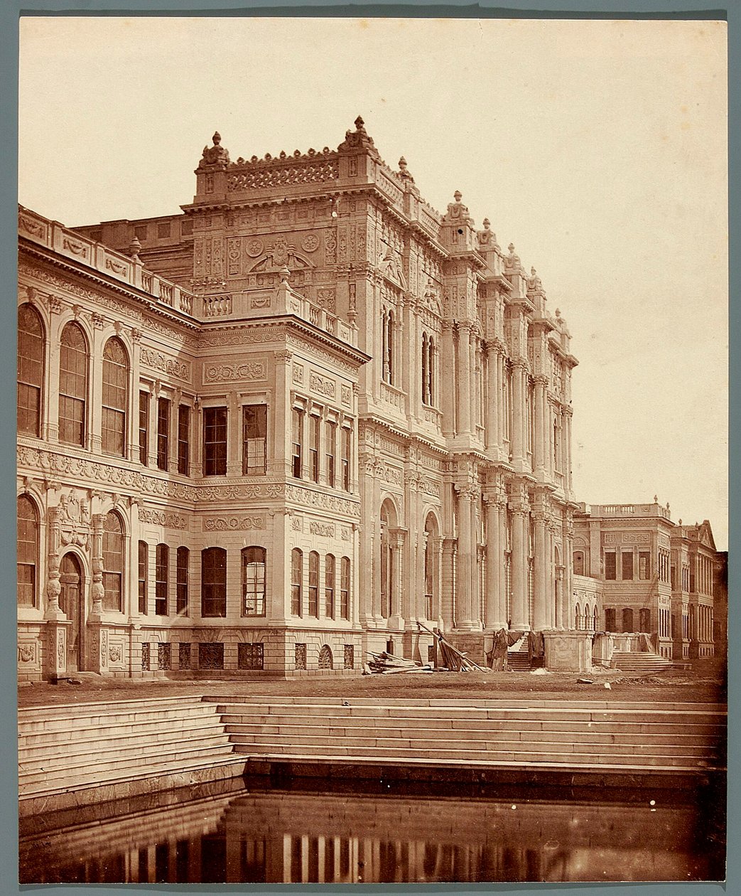 Istanbul. Dolmabahçen palatsi [Dolmabahçe Sarayı] tekijältä James Robertson