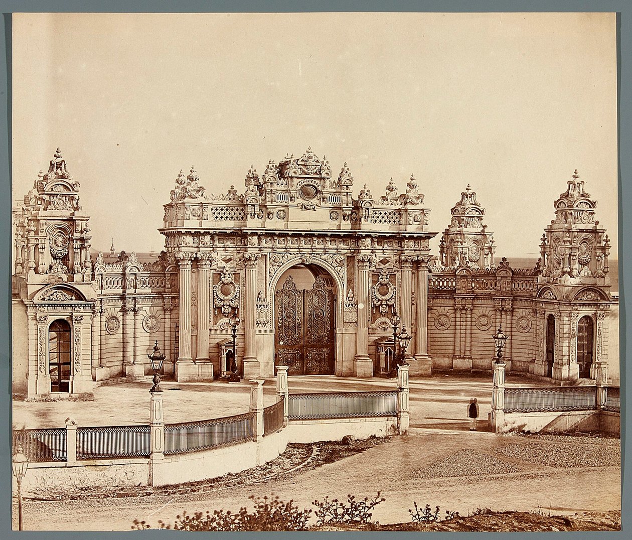 Istanbul. Dolmabahçen palatsi [Dolmabahçe Sarayı] - portti tekijältä James Robertson