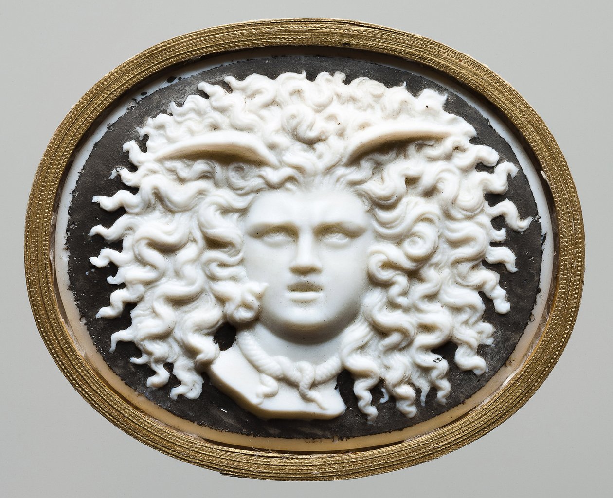 Medusa - James Tassien työpajan johtaja (1735-1799). Värillinen lasi, kullattu paperi tekijältä James Tassie