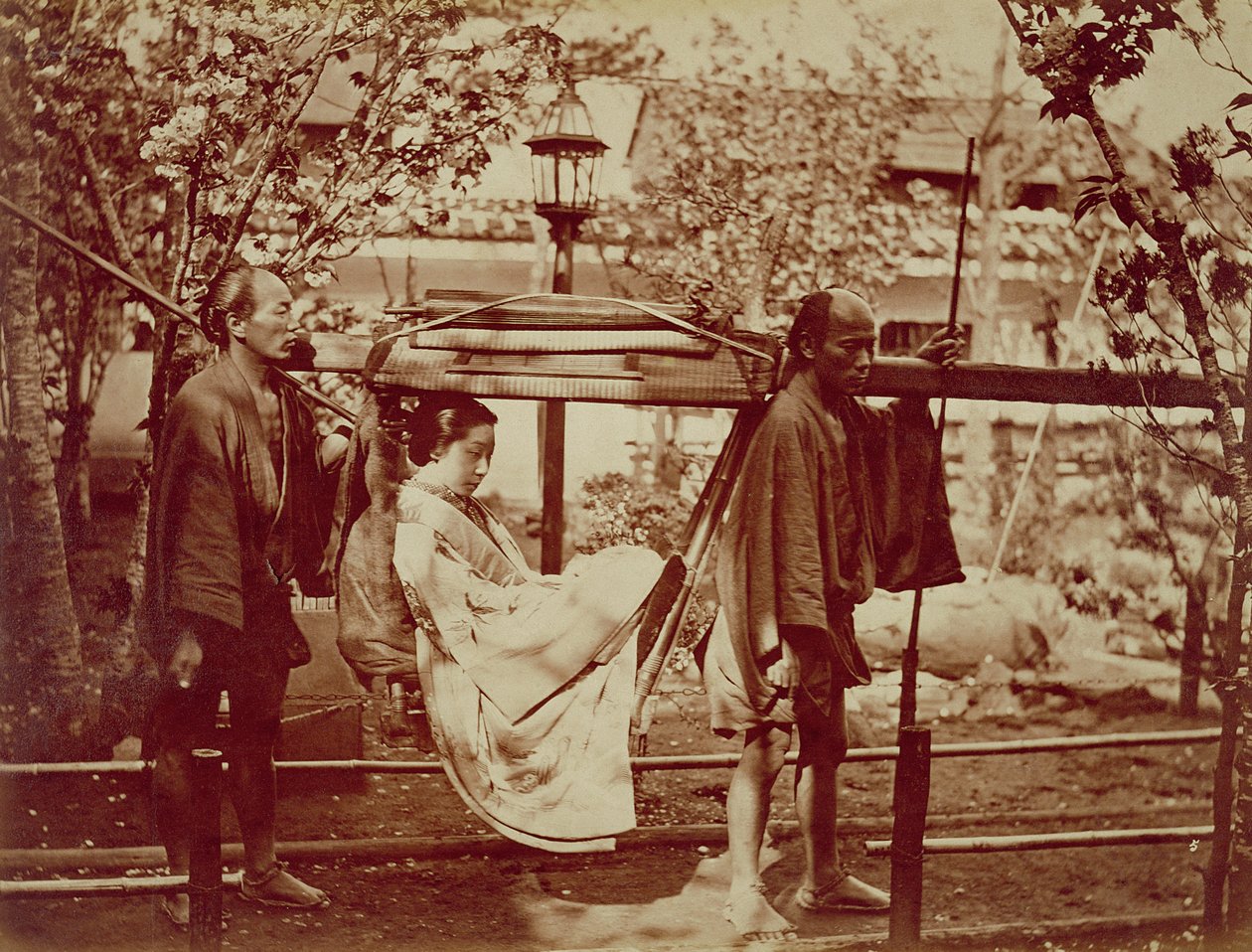 Geisha kuljetetaan pentueessa (seepiakuva) tekijältä Japanese Photographer