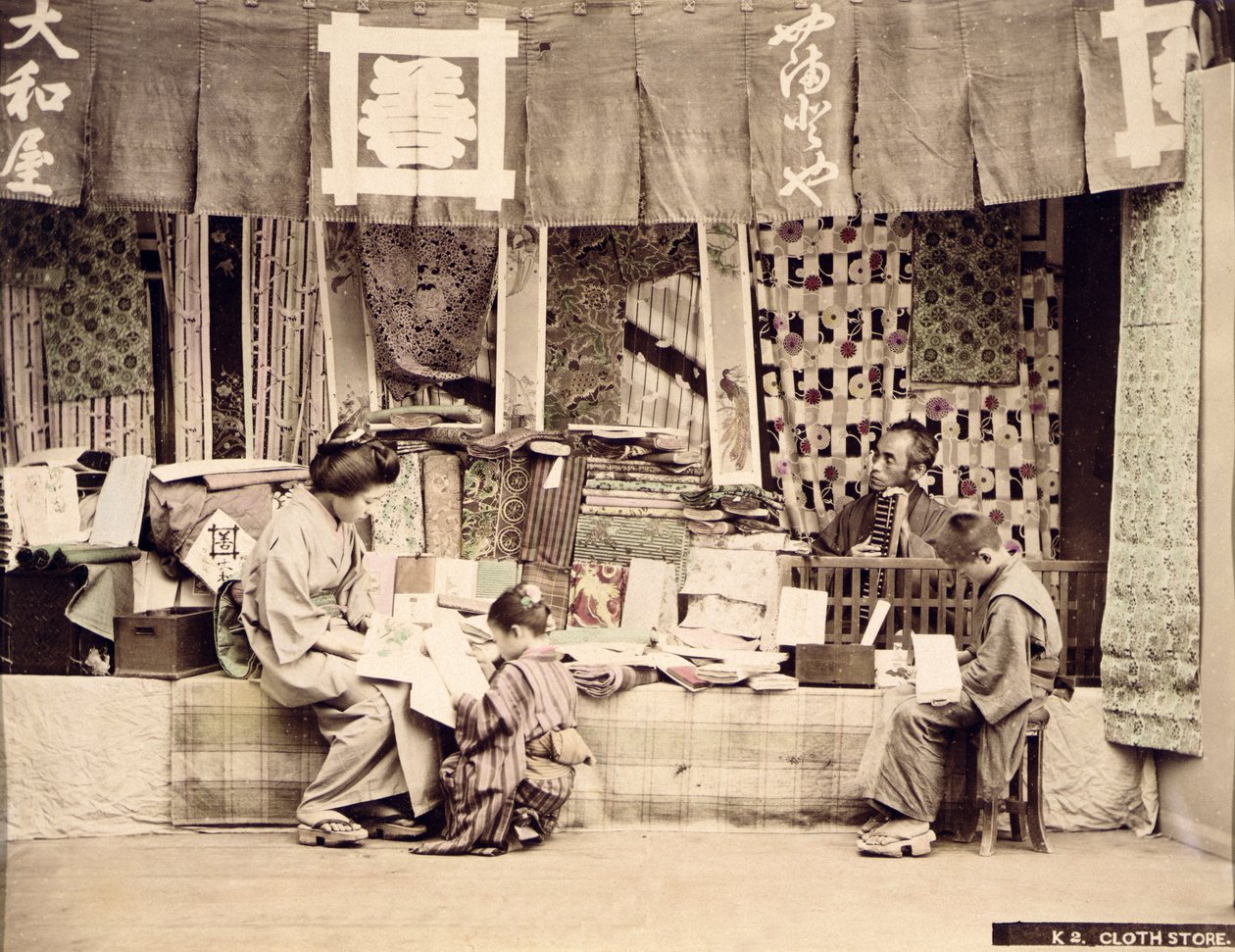 Japanilainen kangaskauppa, n. 1890 (käsin väritetty valokuva) tekijältä Japanese Photographer