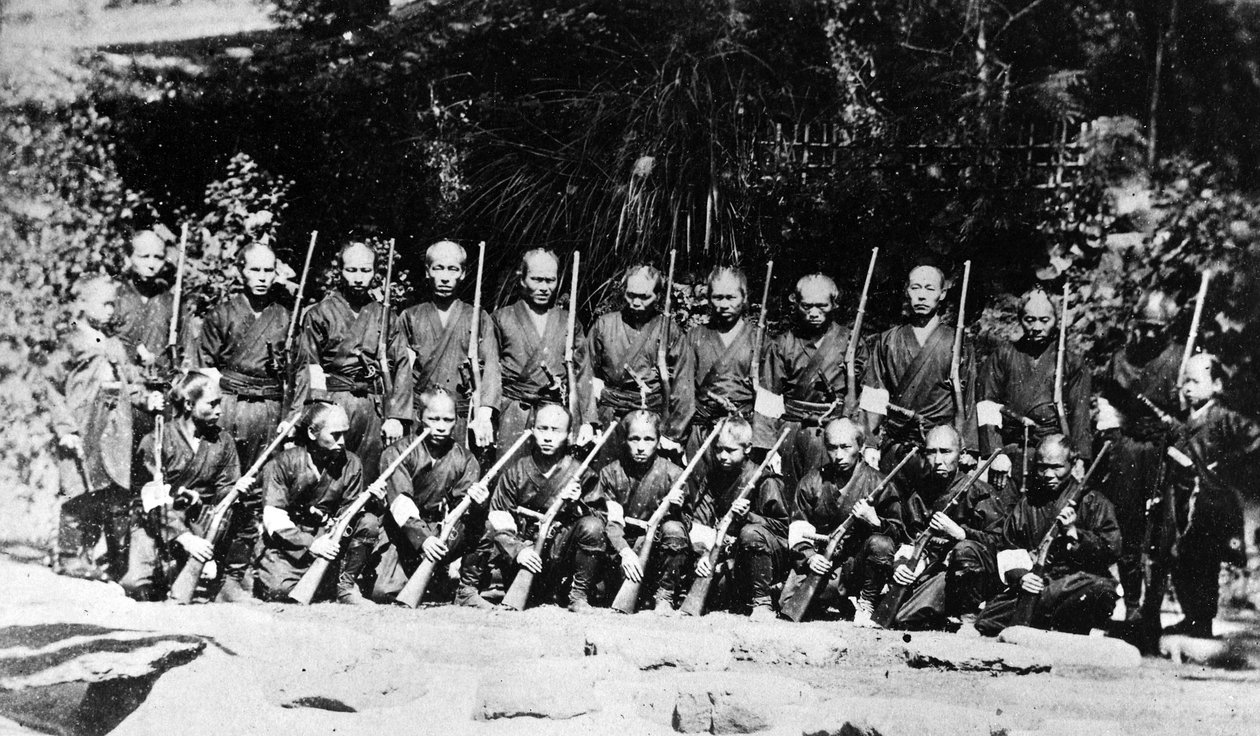 Joukko japanilaisia sotilaita, noin 1860-luku tekijältä Japanese Photographer