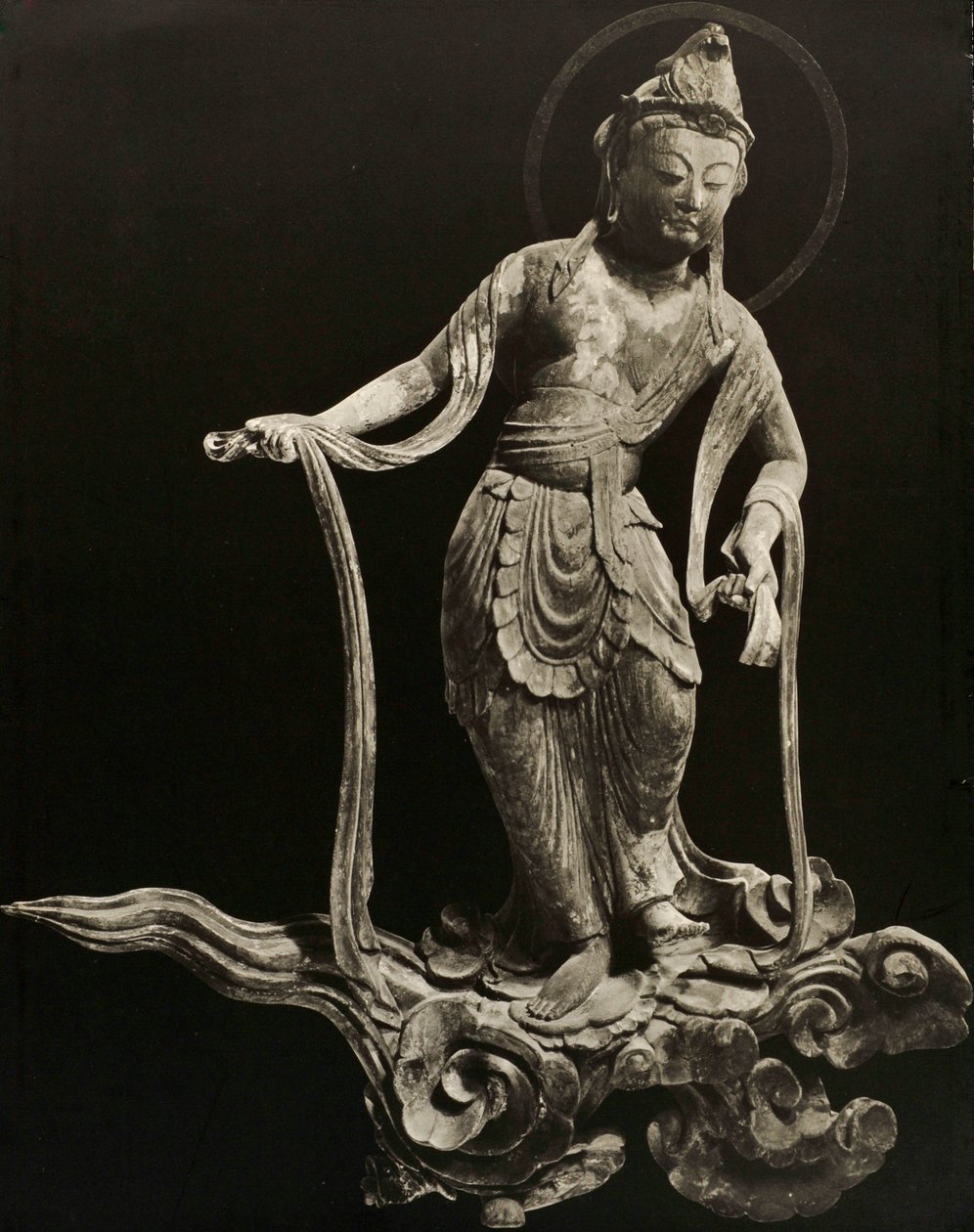 Bosatsu soittaa instrumenttia, 1000-luvulta, myöhäinen Heian-kausi, Byodo-In, Kioto, 1950 tekijältä Japanese Photographer