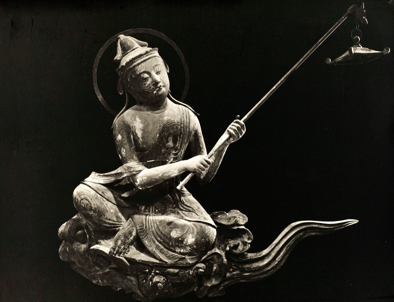 Bosatsu soittimella soittamassa, 1100-luvulta, myöhäis-Heianin kausi, Byodo-In, Kioto, 1950 tekijältä Japanese Photographer