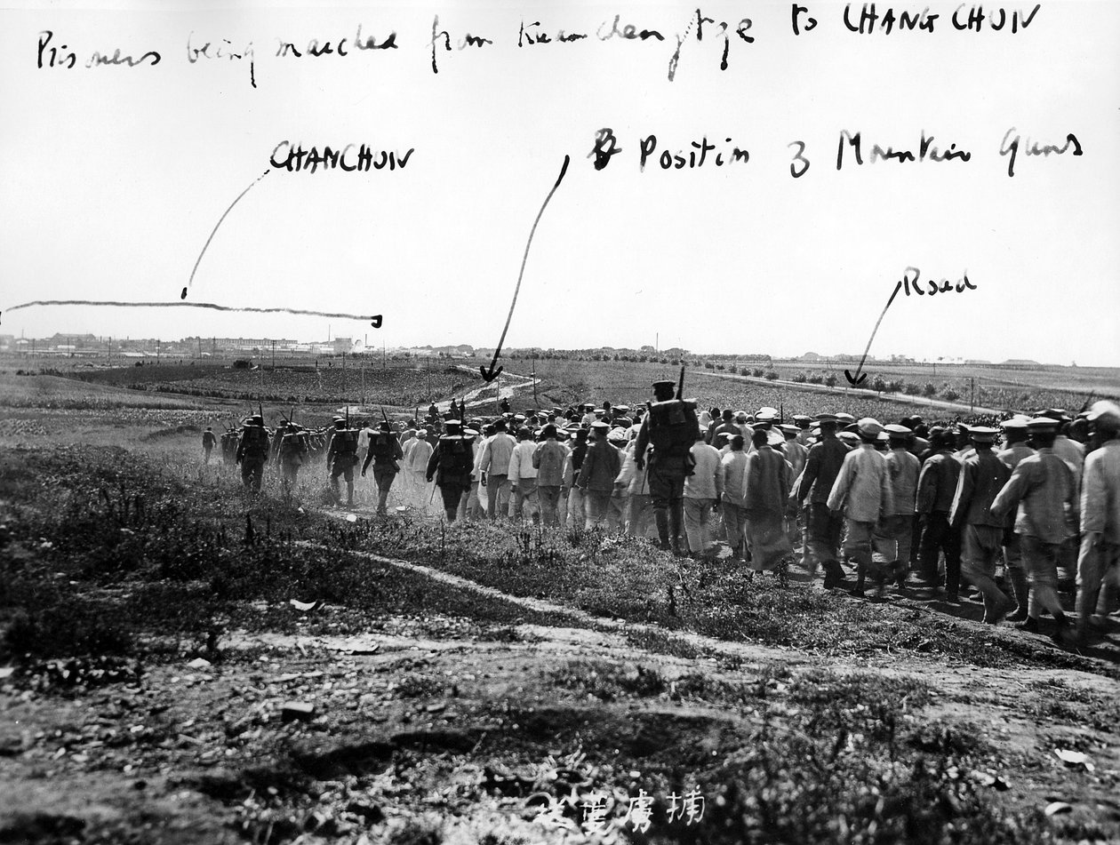 Kiinalaisia vankeja marssitaan Kuanchengtzestä, n. 1931 tekijältä Japanese Photographer
