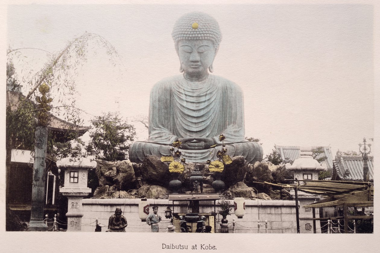 Daibutsu Kobessa, n. 1880 (käsinvärjätty albumiprintti kortilla) tekijältä Japanese Photographer