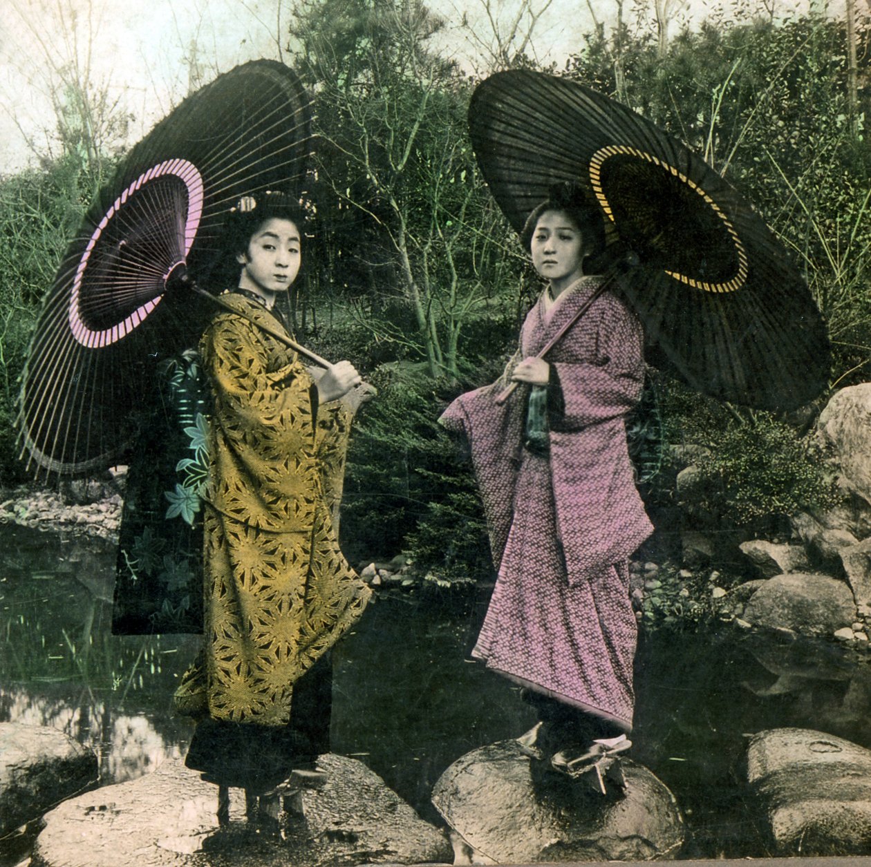 Pukeutuminen sadepäivää varten, noin 1900 (valokuva). tekijältä Japanese Photographer