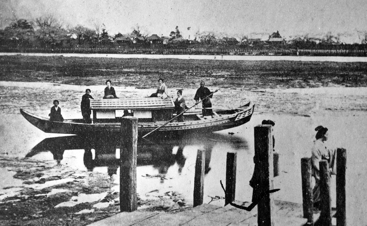 Geisha Girls veneessä Sumida-joella Edo, noin 1860-luku tekijältä Japanese Photographer