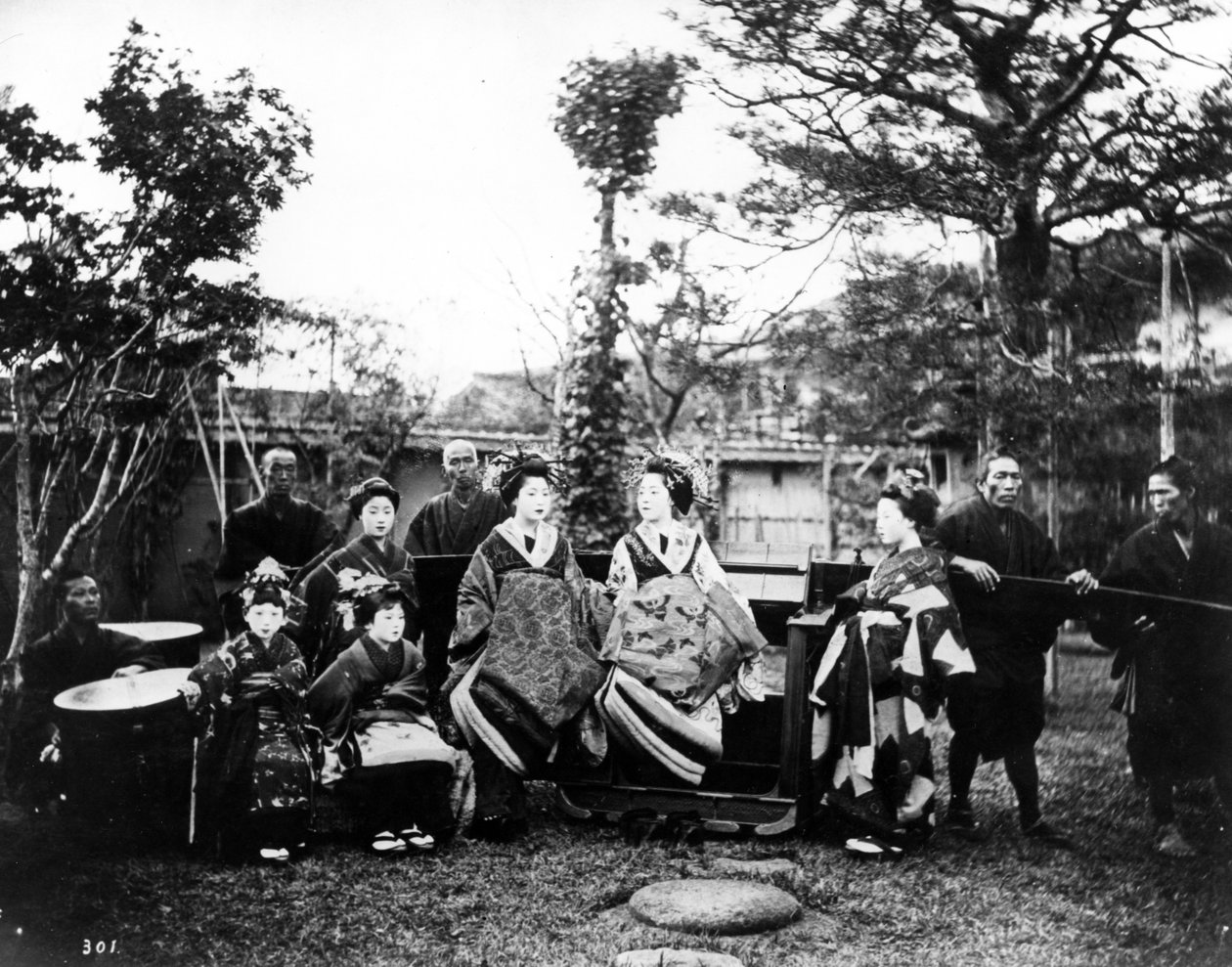Geisha Girls, noin 1870-luku tekijältä Japanese Photographer