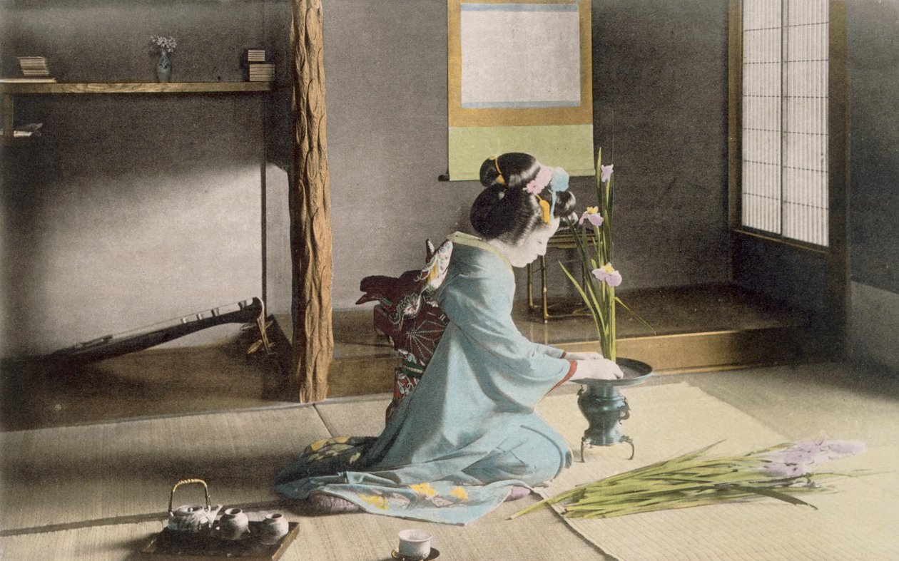 Tyttö asettelee kukkia (käsin väritetty kuva) tekijältä Japanese Photographer