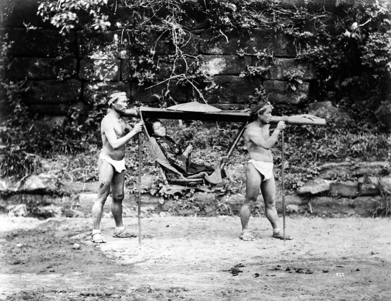 Tyttö palanquinissa (norimono), Japani, noin 1870-luku tekijältä Japanese Photographer