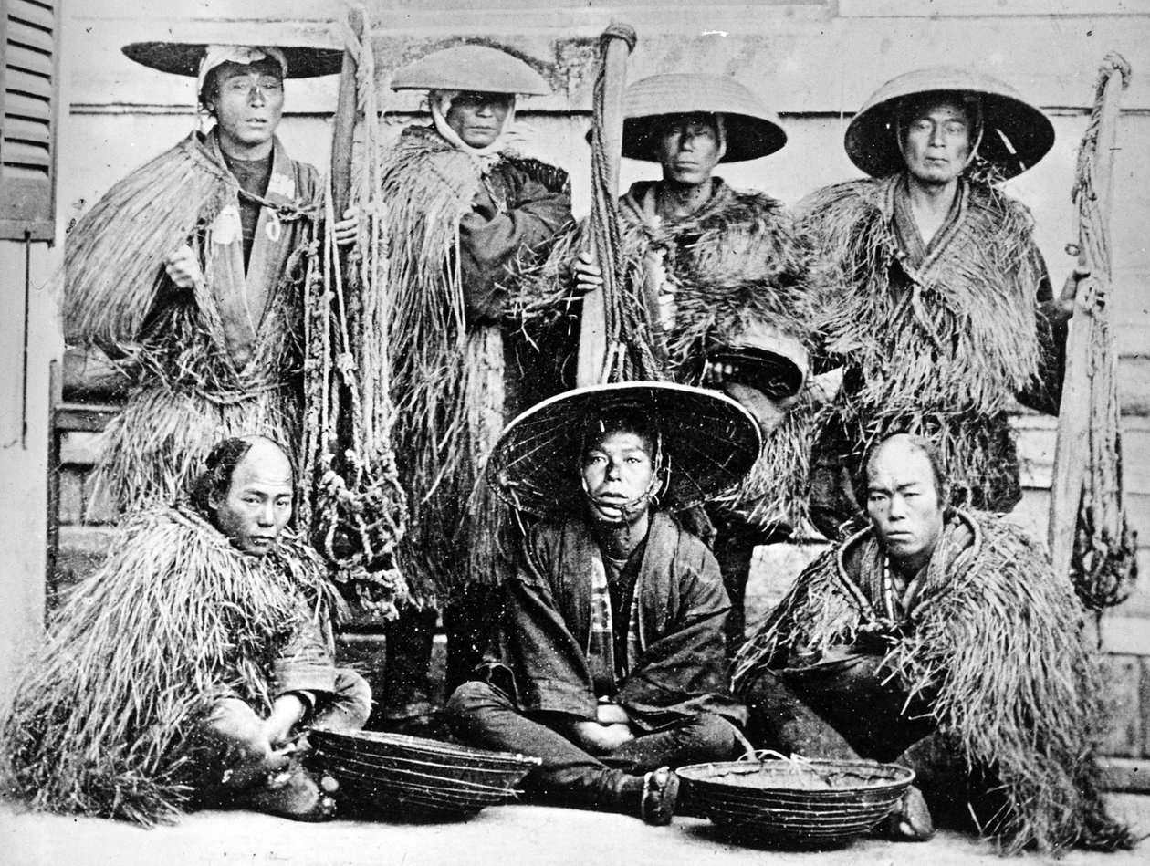 Japanilaisia kolisteja olkisadetakeissa, noin 1860-luku tekijältä Japanese Photographer