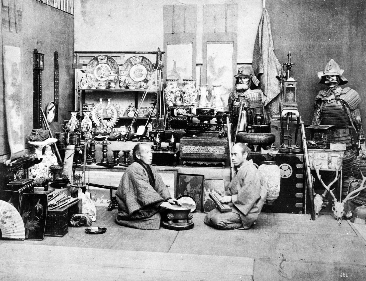 Japanilaiset kauppiaat abakuksella, noin 1870-luku tekijältä Japanese Photographer