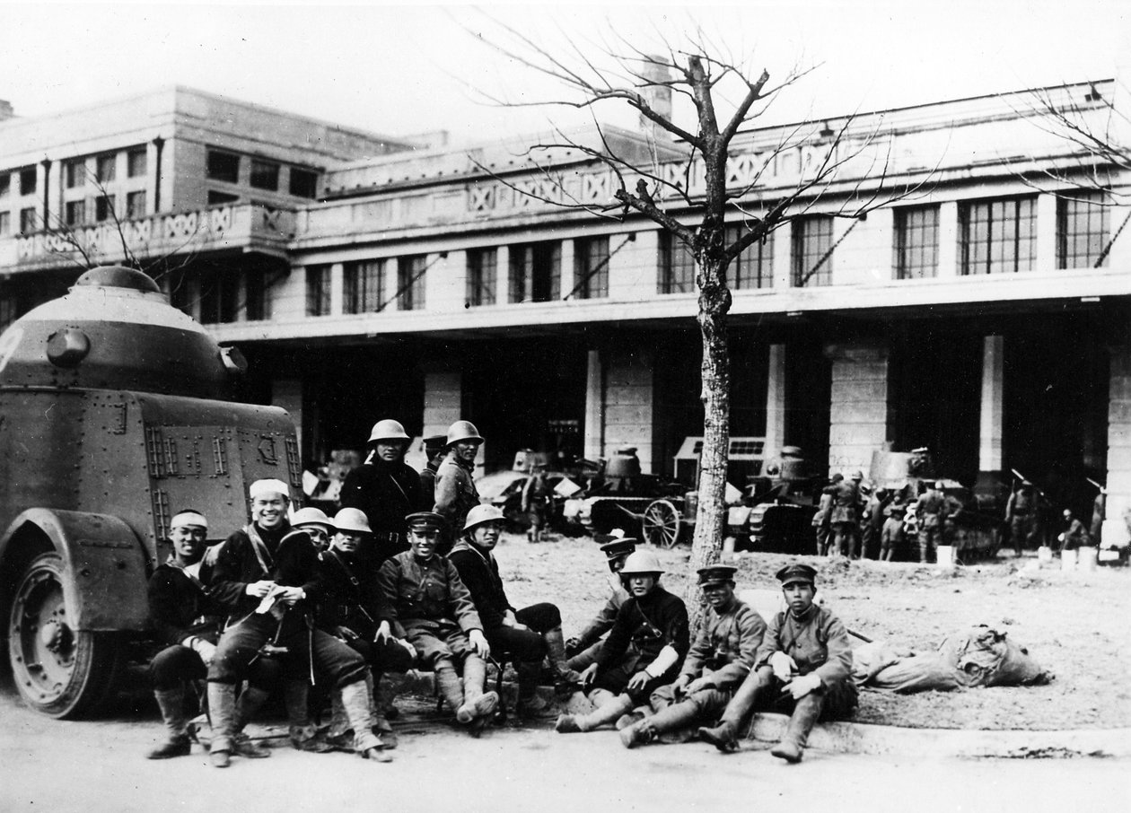 Japanilaiset sotilaat ja panssarivaunut Kiinassa, n. 1920-40 tekijältä Japanese Photographer