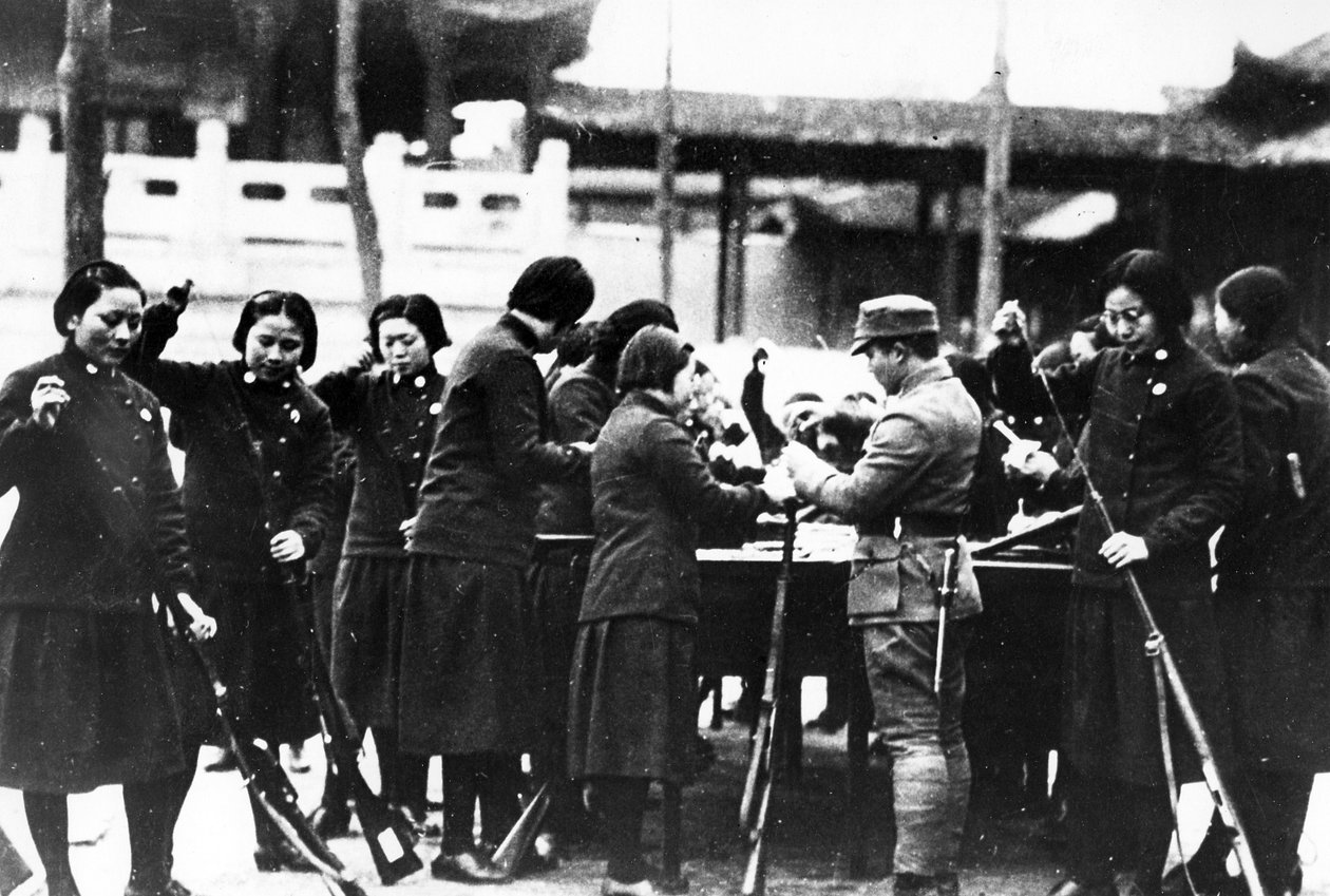 Japanilaisten naisten lastauskiväärit, n. 1920-30 tekijältä Japanese Photographer