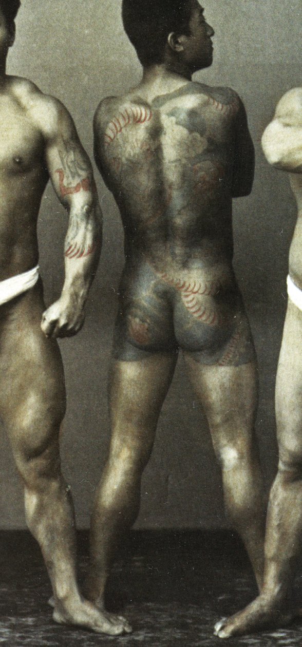 Miehet perinteisillä japanilaisilla Irezumi-tatuoinneilla, n. 1880 (käsinvärinen albumikuva) tekijältä Japanese Photographer