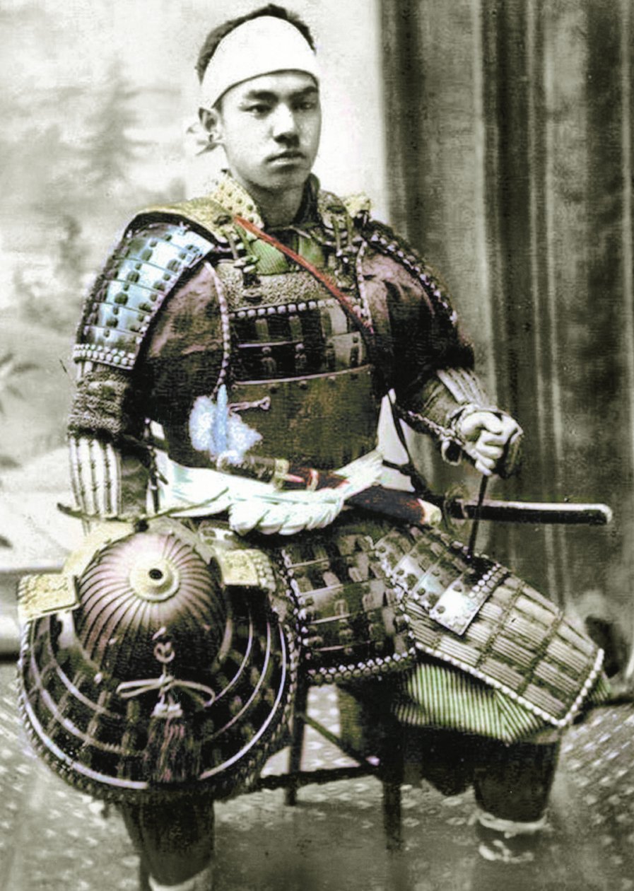 Vanhan Japanin samurai aseistettu kokovartalopanssariin, n. 1880 (käsinvärinen albumikuva) tekijältä Japanese Photographer