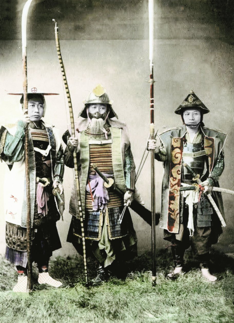 Vanhan Japanin samurai pitkällä jousella, sauvakäsivarsilla ja miekoilla aseistettu, 1883 (käsinvärinen albumikuva) tekijältä Japanese Photographer