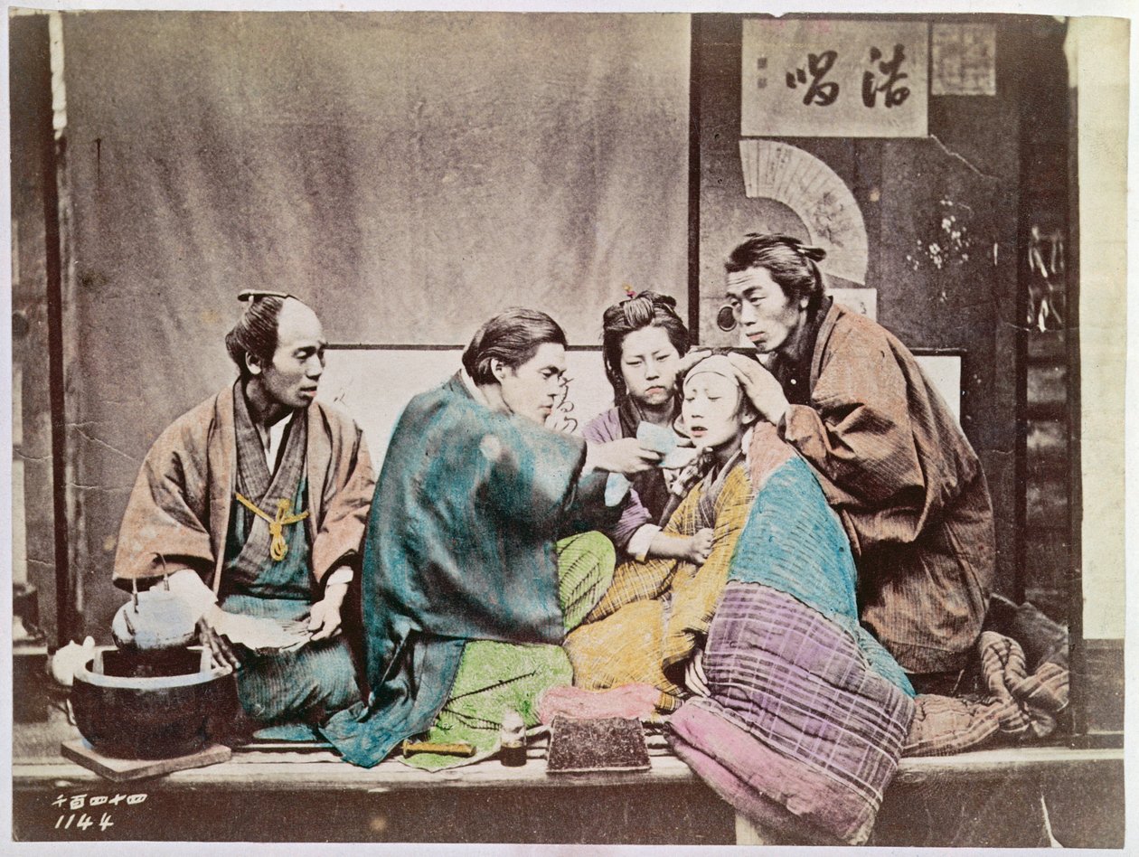Perinteisen lääketieteen kohtaus, n. 1880 (värillinen kuva) tekijältä Japanese Photographer