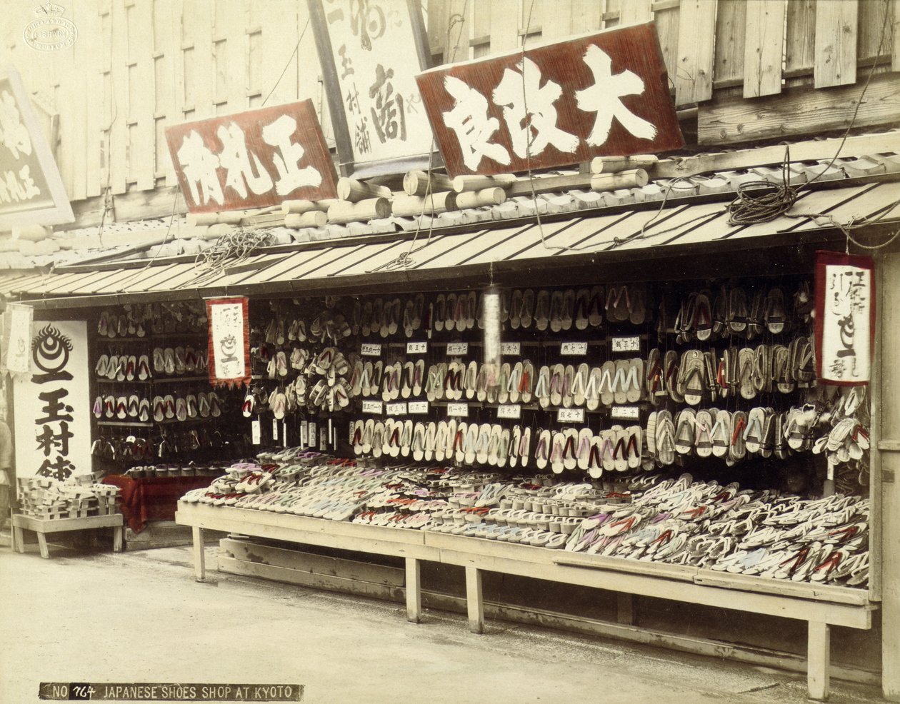 Kenkäkauppa Kiotossa, n.1890 (käsinvärinen kuva) tekijältä Japanese Photographer