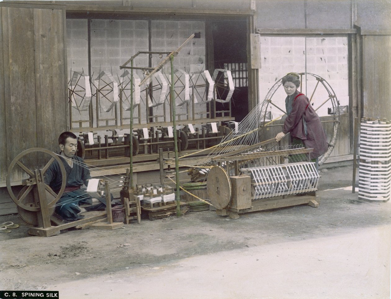 Silk Spinning Japanissa, n. 1900 (käsin väritetty valokuva) tekijältä Japanese Photographer