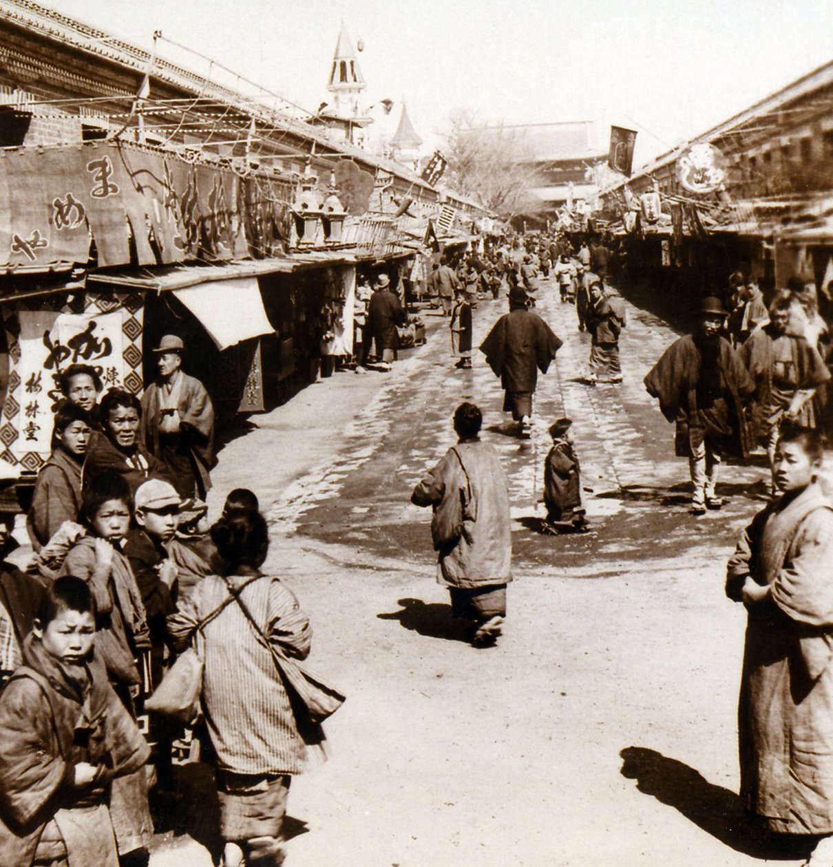 Katunäkymä Asakusan kaupunginosassa Tokiossa, Japani, noin 1900 (valokuva). tekijältä Japanese Photographer