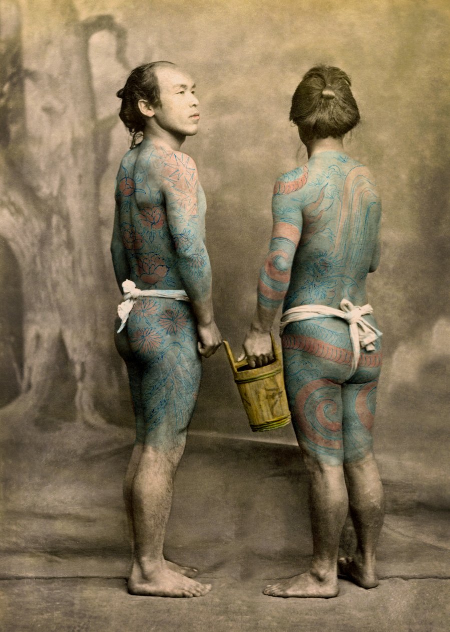 Kaksi miestä perinteisillä japanilaisilla Irezumi-tatuoinneilla, n. 1880 (käsinvärinen albumikuva) tekijältä Japanese Photographer