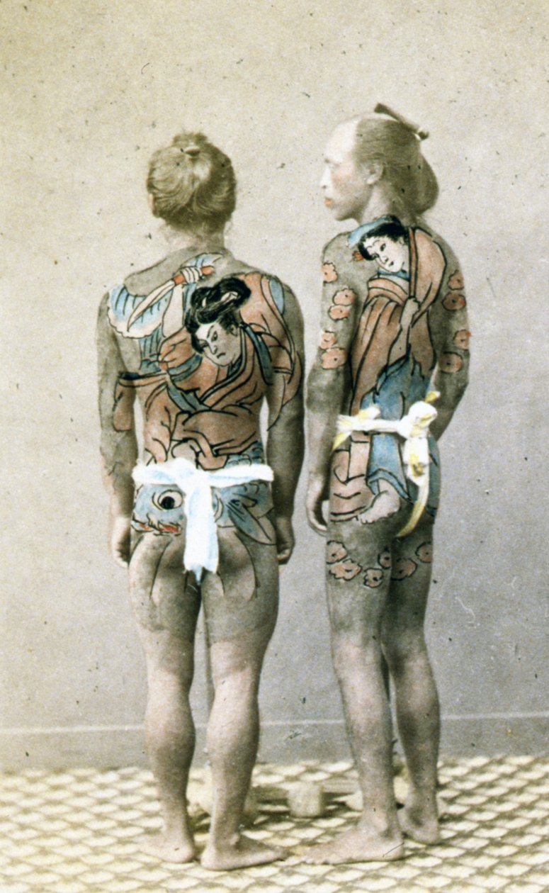 Kaksi miestä perinteisillä japanilaisilla Irezumi-tatuoinneilla, n. 1880 (käsinvärinen albumikuva) tekijältä Japanese Photographer