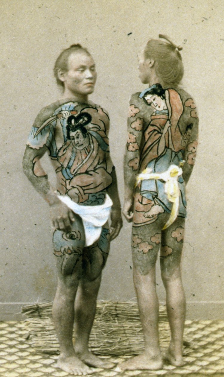 Kaksi miestä perinteisillä japanilaisilla Irezumi-tatuoinneilla, n. 1880 (käsinvärinen albumikuva) tekijältä Japanese Photographer