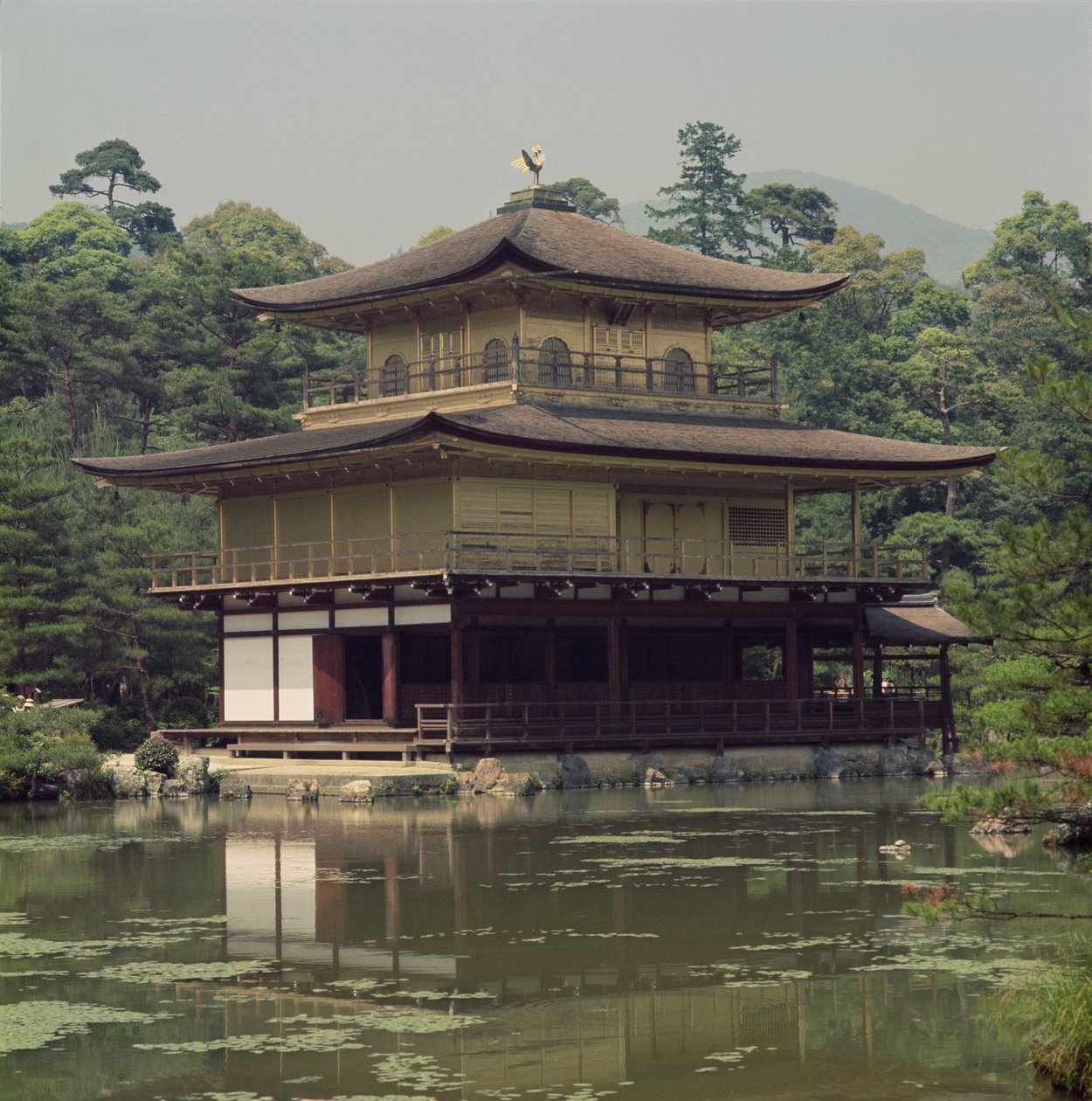 Kinkaku-temppeli (Kultainen paviljonki), joka on omistettu shogun Ashikaga Yoshimitsun (1358-1408) muistolle 1400-luvulla (uudelleenrakennettu 1800-luvulla). tekijältä Japanese School