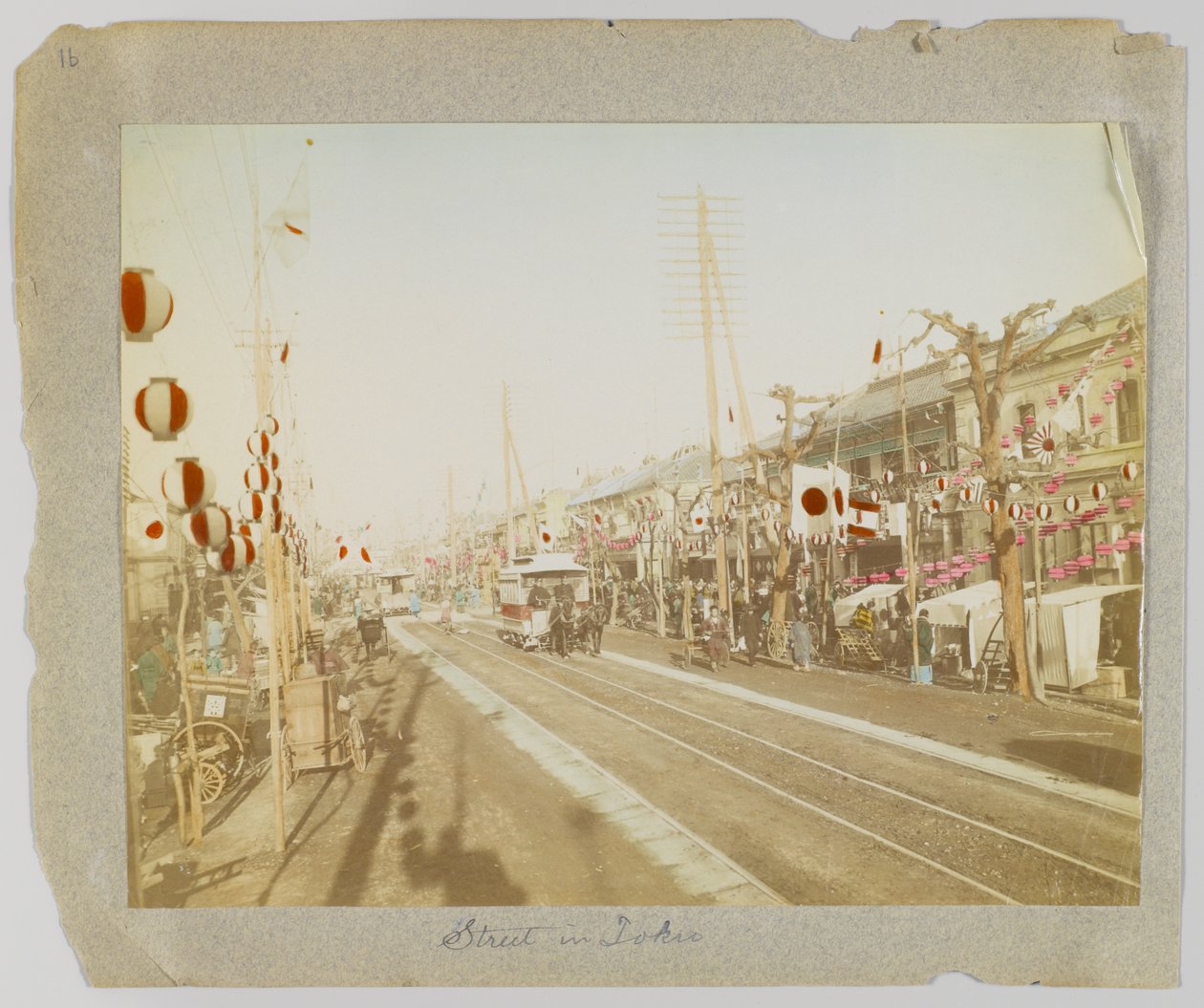 A Street Tokiossa, Japanissa (käsinvärinen mustavalkokuva) tekijältä Japanese Photographer