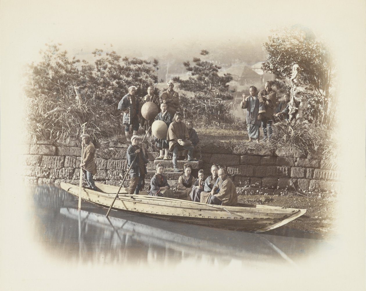 Vene joen rannalla, Japani (käsinvärinen mustavalkokuva) tekijältä Japanese Photographer