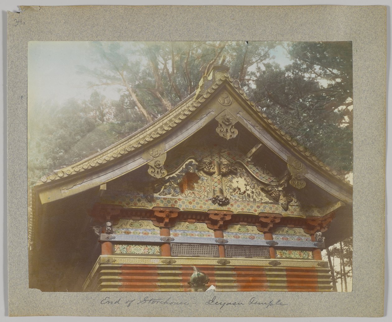 Varasto osoitteessa Tōshō-gū, Nikko, Japani (käsinvärinen mustavalkokuva) tekijältä Japanese Photographer