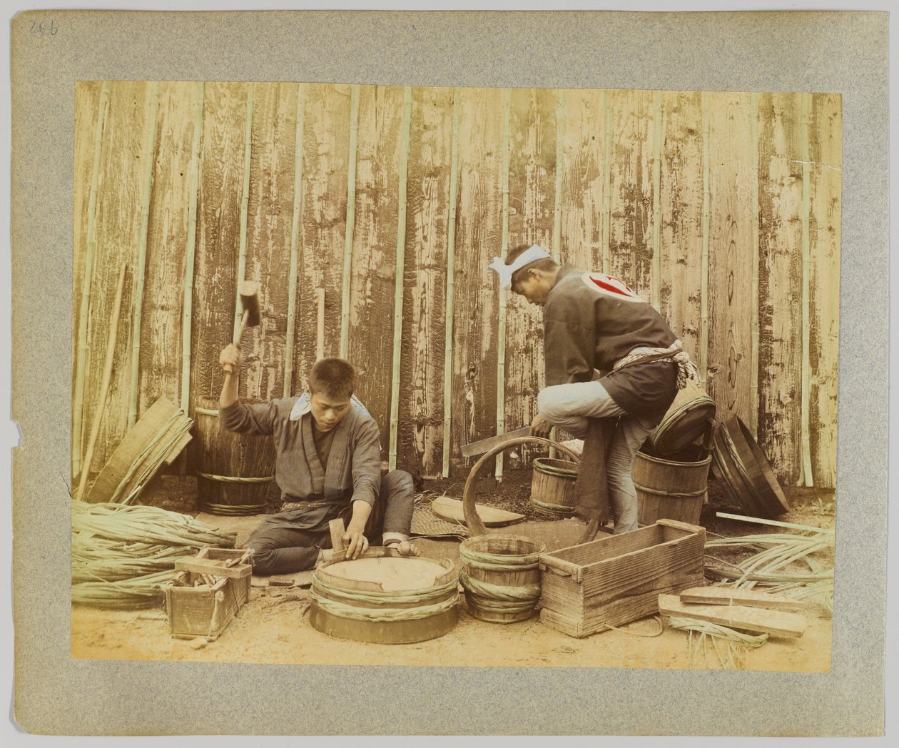 Tynnyrin valmistus, Japani (käsinvärinen mustavalkokuva) tekijältä Japanese Photographer